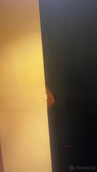 Úzka  dřevěná skříňka se zásuvkou a policemi. - 7