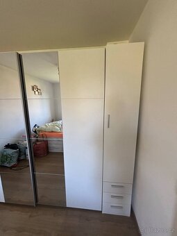 Krásná zánovní ložnicová skříň se zrcadly - 7