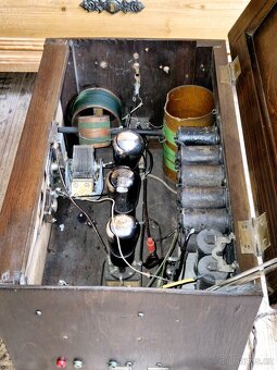 Velké rádio, truhlička, 20 léta, 3 lampovka - 7