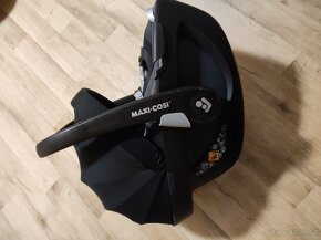 Maxi Cosi Pebble 360 včetně otocne báze 2022 Essential Black - 7