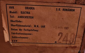Nabytkovy set, komoda, vitrina, stol, stolicky, rok 1981 - 7