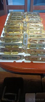 Mosazné kování , kličky,kliky. 29 ks. - 7