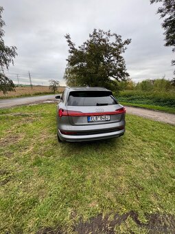 Audi Etron 55 - 300kW, baterie 96kW, moznost rychlodobijeni - 7