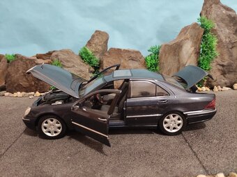 Prodám model 1:18 Mercedes Benz S class w220 facelift - 7