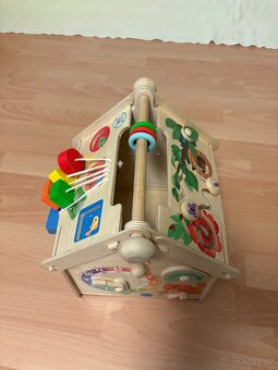 Dřevěný domeček na procvičování motoriky . - 7