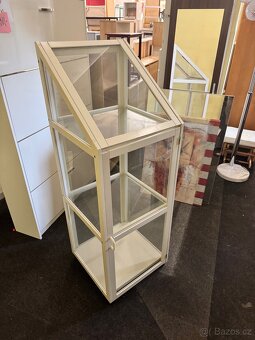 Hezká bílá-skleněná vitrína IKEA - 7