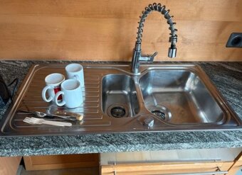 Kuchyně s ostrůvkem, kamennou deskou a spotřebiči,5708 - 7