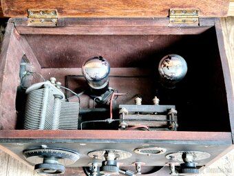 Staré rádio včetně sluchátek, Francie, rok 1923 - 7