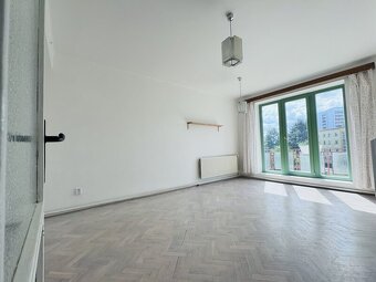 Prostorný byt 3+1 s balkonem, zahrádkou a osobitým stylem na - 7