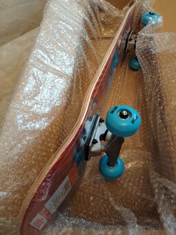 Nový zabalený skateboard Tony Hawk. - 7