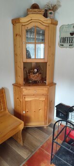 Jídelní stůl, 2 židle, rohová lavice, rohová komoda - 7