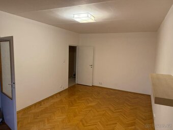 Dlouhodobý pronájem bytu 2+1 68m2 se zaskleným balkónem - 7