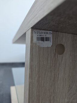 Moderní TV stolek se skleněnou policí (jako nový) - 7
