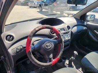 Toyota Yaris 1.3i,64kw,rok výroby 2004. - 7