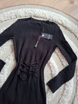 Černé šaty s vázáním Guess - 7