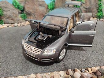 Prodám model 1:18 Volkswagen Touareg - 7