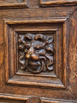 Vlámská renesanční skříň z dubu s bohatou řezbou - 7