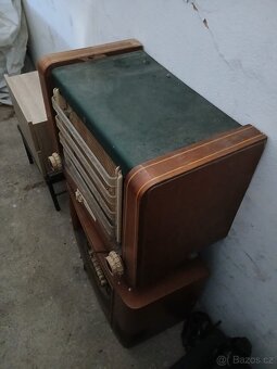 Staré rádia, šicí stroj, hodiny a celo postele - 7