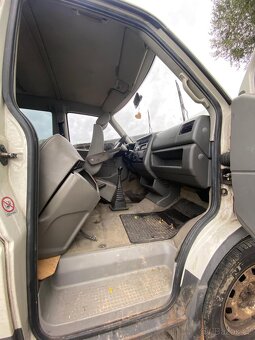 Utopená Volkswagenu caravella na díly - 7