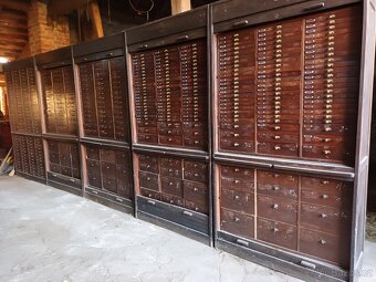 Prvorepublikové roletové šuplíkové skříně z obchodu - 7