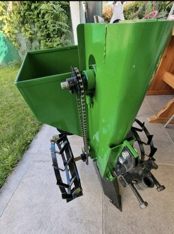 Sázecí stroj na brambory pro malotraktor KSN-34 - 7