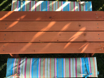 Dětský dřevěný zahradní stůl s lavičkami - 7