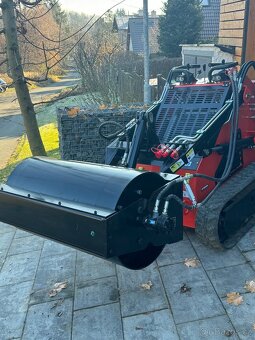 Vibrační válec hladký pro mininakladač - 7