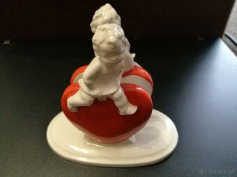 prodam dve porcelanove figurky putto se srdickem - 7