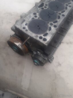 Motor bkp zatím celý,jede ale nemaže - 7