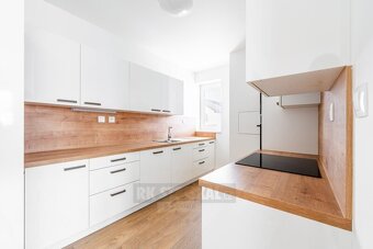 Pronájem bytu 3+kk (88 m²) s parkovacím stáním a sklepem – T - 7