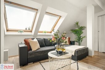 Podkrovní 2+kk kde najdete klid a skvělé spojení do metropol - 7