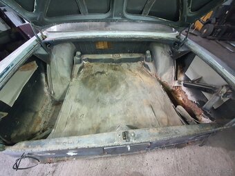 Mercedes W110 200 D, motor v chodu, z 90% kompletní - 7