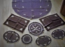 Ručně vyšívaný ubrus + 7 deček. - 7