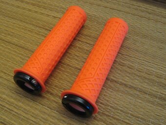 Nové mtb gripy ODI Vans V1.0 Lock-On Grips - 7