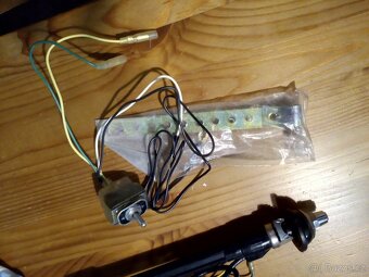 Anténa elektricky vysouvací  na auto, dobová nepoužitá - 7