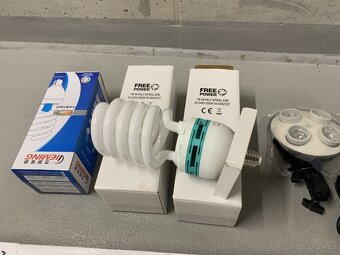 Stativy, držáky na E27, zářivky, odrazný deštník - 7