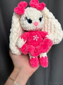 Háčkovaný králíček 20 cm + karabinka jako dárek - 7