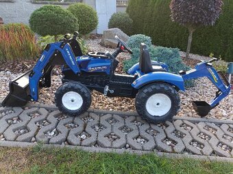 Šlapací traktor New Holland s nakladačem a rypadlem - 7
