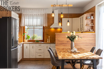 Prodej rodinného domu s novou fasádou, 6+kk, pozemek 956 m2, - 7