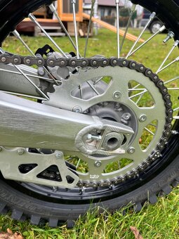 Suzuki RM-Z 250 (2025) – TOP STAV, 11,1 mth - 7