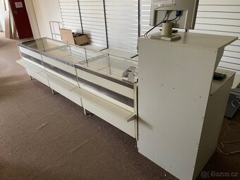 prodejní pult 300x60 kovový prosklený - 7