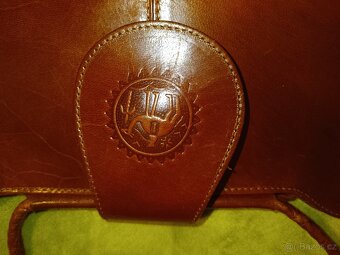 Prodám DÁMSKOU KOŽENOU HNĚDOU KABELKU - 7