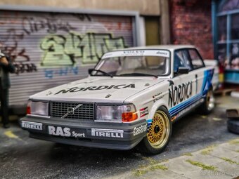 Volvo 240 Turbo 1:18 AutoArt - 7
