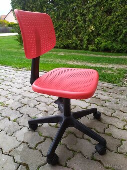 Rostouci psaci stůl z Lidlu a zidle Ikea - 7