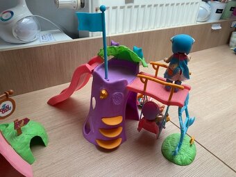 Mini Chou Chou Stromový domeček, hřiště a 6 ks panenek - 7