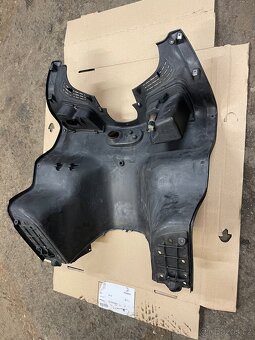 Předkolenni plast Piaggio X-evo ,X8 - 7