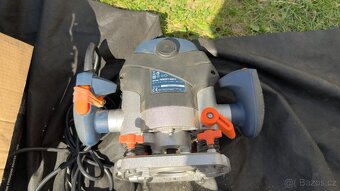 FERM PRM1015 - Horní frézka 1300W + sada frézek - 7