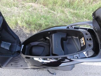 Skútr Honda Sh 150, r.v. 2023, bezklíčkový kufr + start - 7