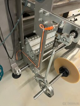 vertikální plnicí/uzavírací stroj - 7