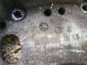 Mezikus mezi motorem a převodovkou Mercedes W123. - 7